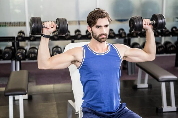 Muscular hombre levantando pesas en banco —  Fotos de Stock