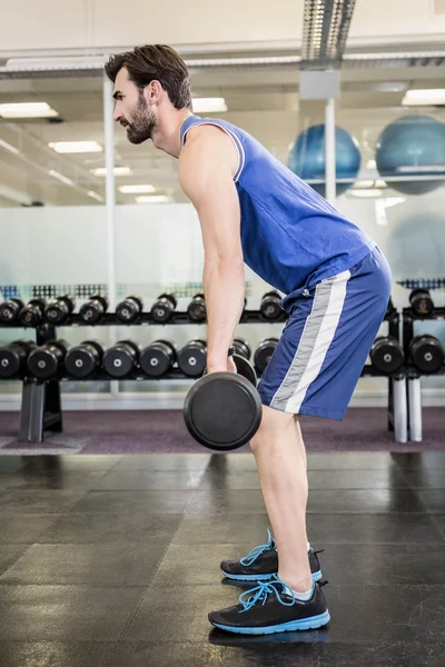 Gespierde man hijs barbell — Stockfoto