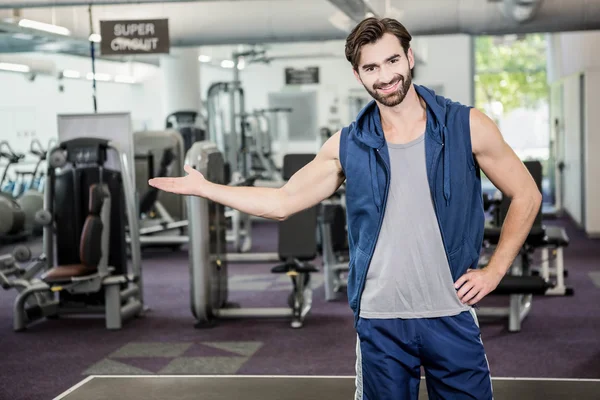 Ler man visar gymmet — Stockfoto