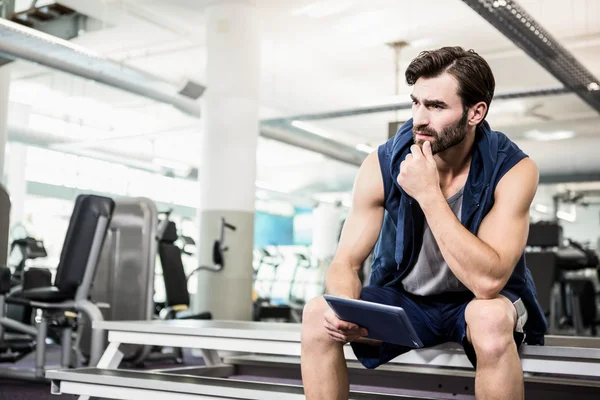 Omtänksamma man använder tablet — Stockfoto