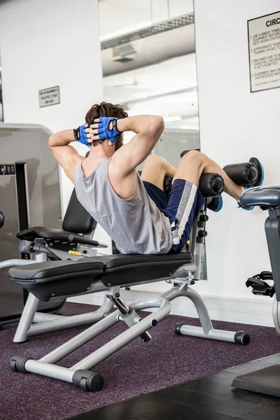 Mann knirscht auf Bank — Stockfoto