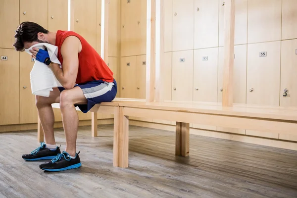 Hombre cansado con toalla en la cara —  Fotos de Stock