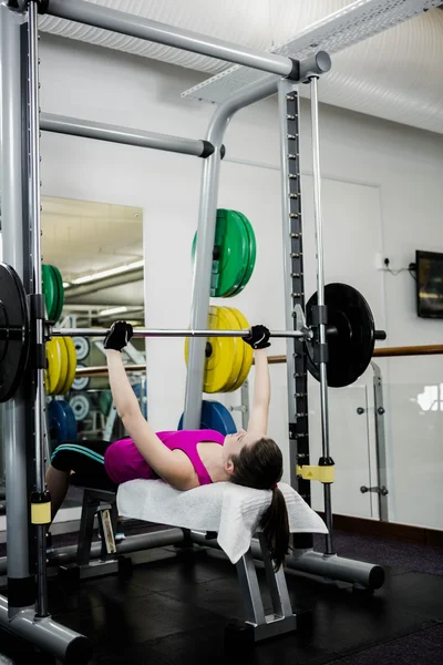 Přizpůsobit žena zrušení barbell bench pressu — Stock fotografie