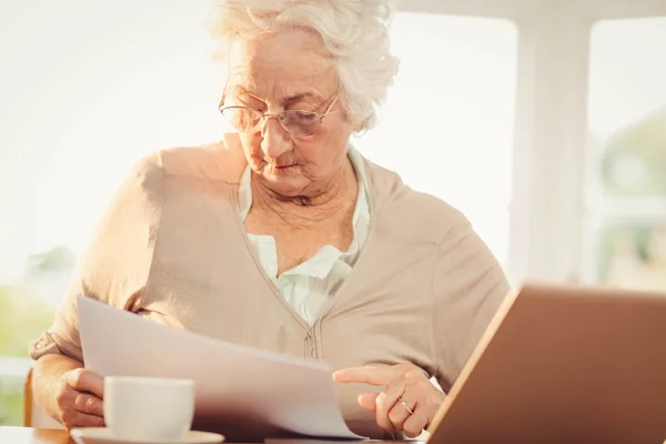 Äldre kvinna behandlar dokument — Stockfoto