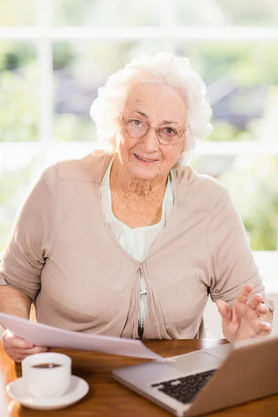 Mujer mayor que se ocupa de documentos — Foto de Stock