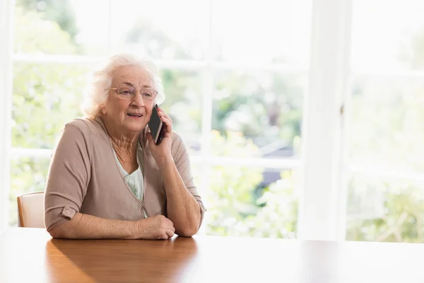 Lächelnde ältere Frau telefoniert — Stockfoto