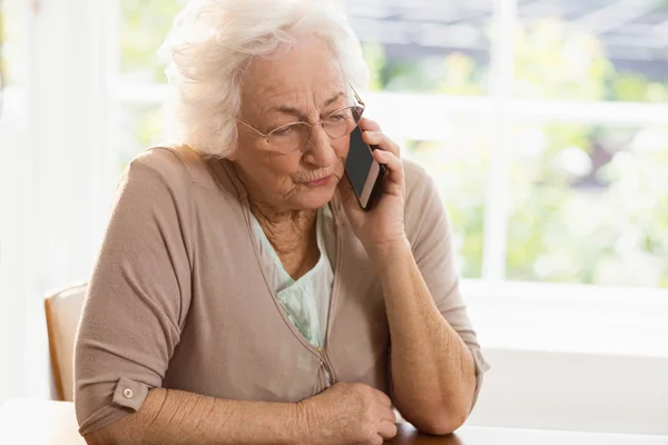 Lachende bejaarde vrouw telefoon bellen — Stockfoto