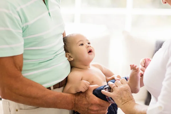 Senior man spelen met zijn kleinzoon — Stockfoto