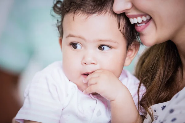 Bebê bonito realizada por sua mãe — Fotografia de Stock