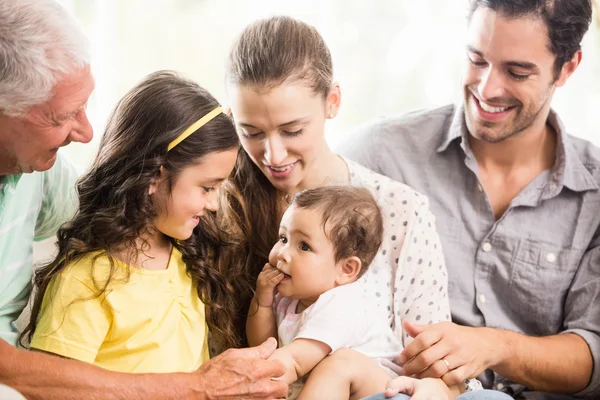 Mutlu aile gülümseyen genişletilmiş — Stok fotoğraf