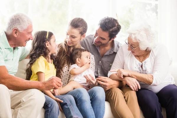 Mutlu aile gülümseyen genişletilmiş — Stok fotoğraf