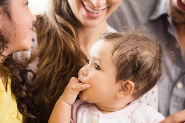 Glückliche Großfamilie lächelnd — Stockfoto