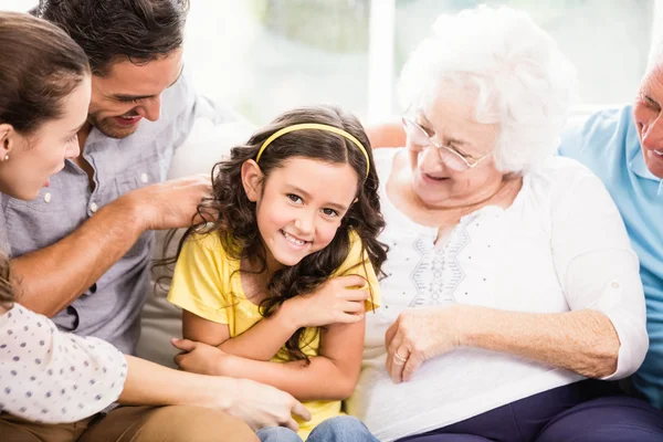 Happy extended family leende — Stockfoto