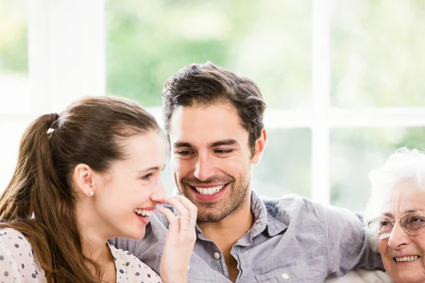 Glad familj leende — Stockfoto