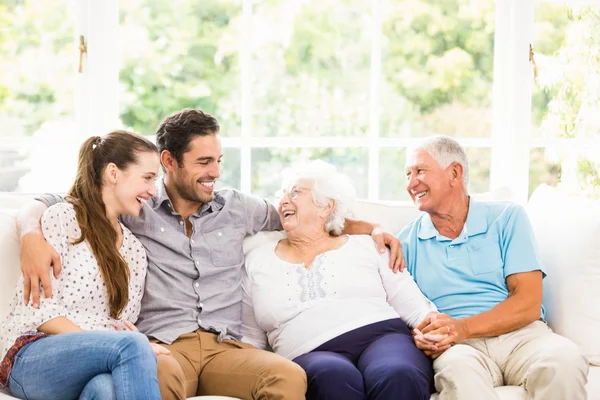 Glad familj leende — Stockfoto