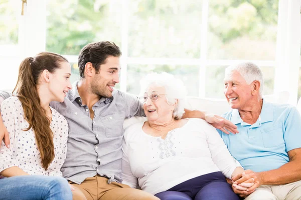 Glad familj leende — Stockfoto