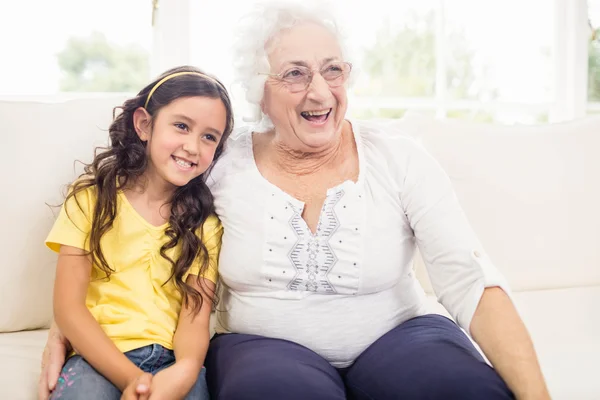 Счастливая бабушка и внучка улыбаются — стоковое фото