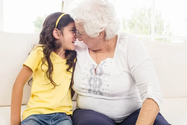 Бабушка и внучка смотрят друг на друга — стоковое фото
