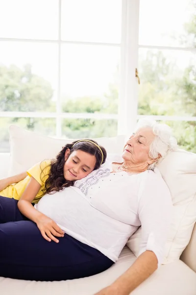 Petite-fille et grand-mère détendues sieste — Photo