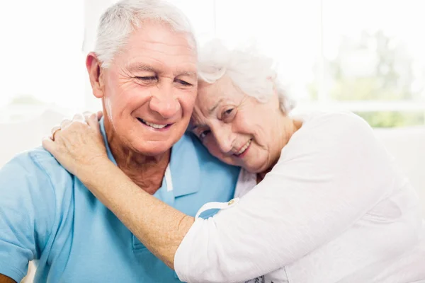 可爱的年长夫妇拥抱 — 图库照片