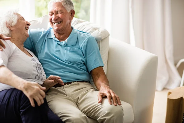 Linda pareja de ancianos abrazos —  Fotos de Stock