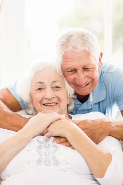 Cute para starszy przytulanie — Zdjęcie stockowe