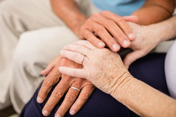 Linda pareja de ancianos tomados de la mano —  Fotos de Stock