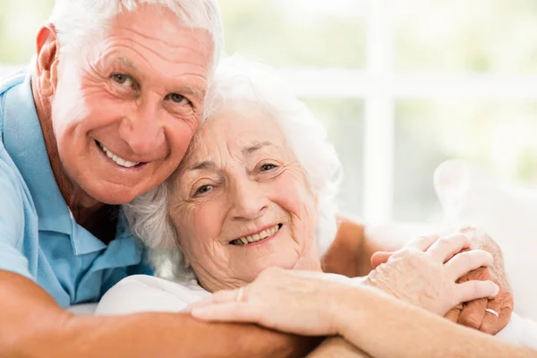Bonito casal de idosos abraçando — Fotografia de Stock