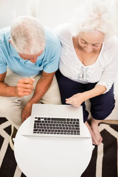 Lachende senior paar met behulp van laptop — Stockfoto