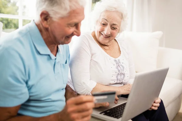 Усміхнена старша пара використовує ноутбук — стокове фото