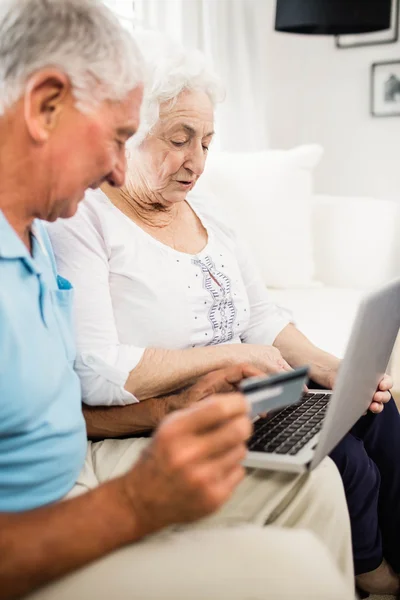 Uśmiechający się para starszy za pomocą laptopa — Zdjęcie stockowe