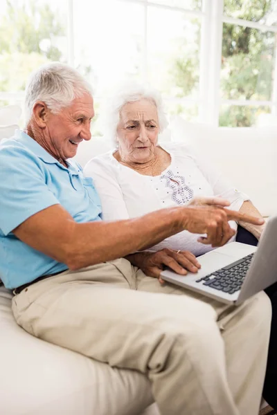 Fokuserade äldre par med laptop — Stockfoto