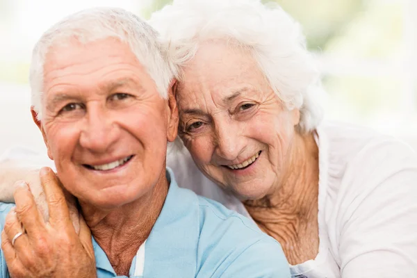 Linda pareja de ancianos abrazos — Foto de Stock