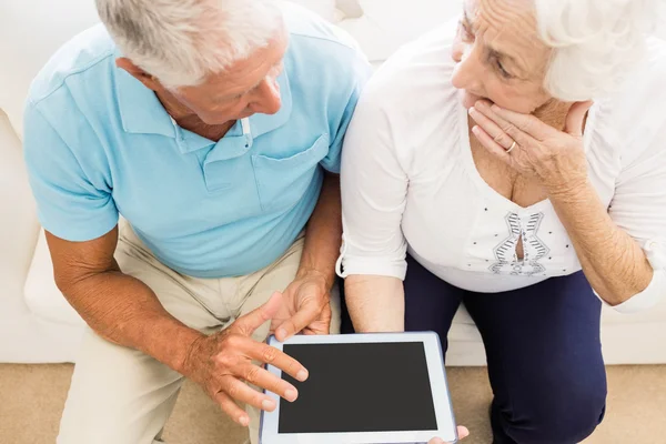 Fokuserade äldre par med hjälp av Tablet PC — Stockfoto