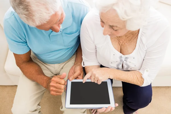 Fokuserade äldre par med hjälp av Tablet PC — Stockfoto