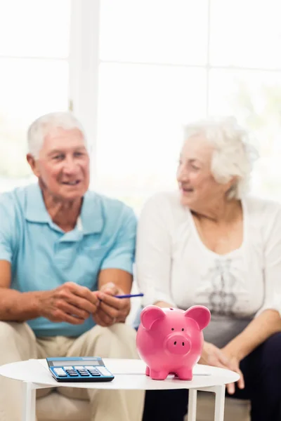 Senior koppel geld te besparen — Stockfoto