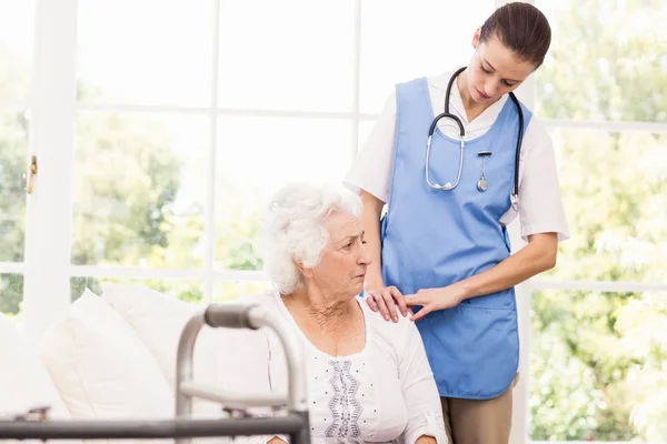 Verpleegkundige verzorging van zieke ouderen vrouw — Stockfoto