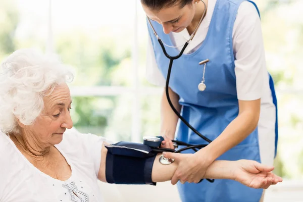 Verpleegkundige verzorging van zieke ouderen vrouw — Stockfoto