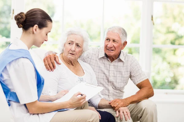 Krankenschwester kümmert sich um kranke ältere Patienten — Stockfoto