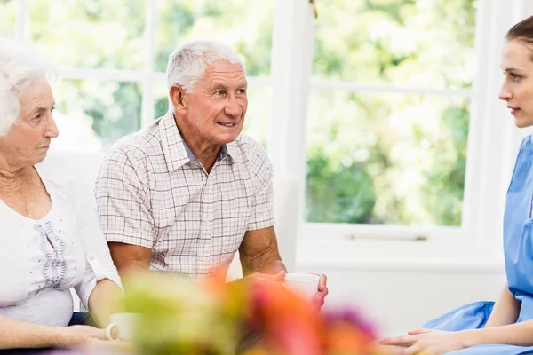 Nurse taking care of sick elderly patients — Stock Photo, Image