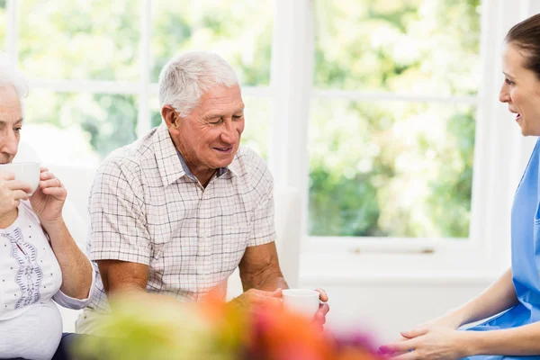 Nurse taking care of sick elderly patients — Stock Photo, Image