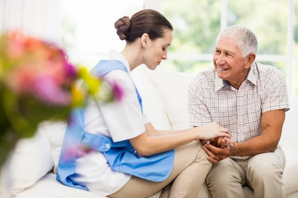 Verpleegkundige verzorging van zieke, bejaarde patiënt — Stockfoto
