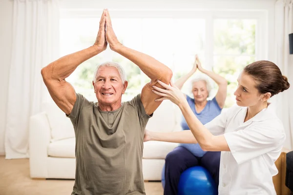 Fisioterapeuta cuidando de pacientes idosos doentes — Fotografia de Stock