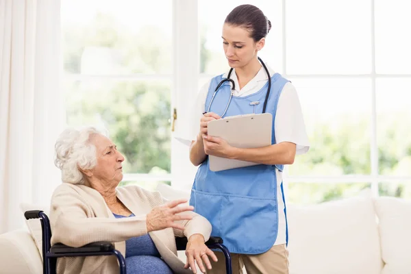 Doctor checking patients health — Stock Photo, Image