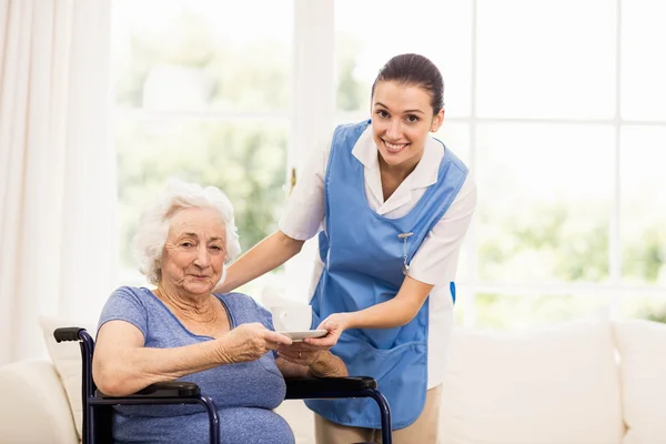 Médecin vérifiant la santé des patients — Photo