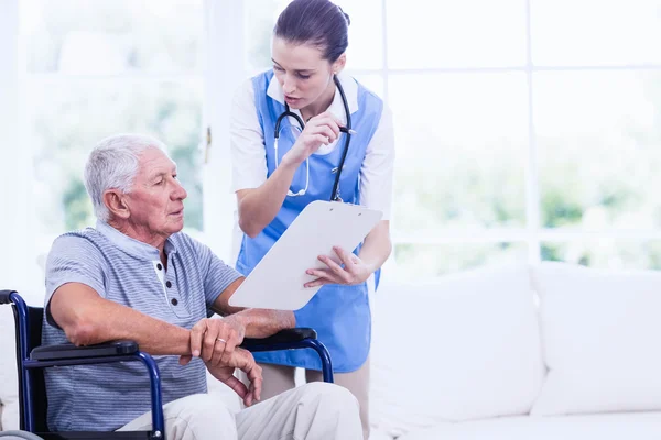 Arzt überprüft Gesundheit der Patienten — Stockfoto