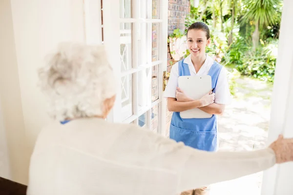 Médico revisando la salud pacientes —  Fotos de Stock