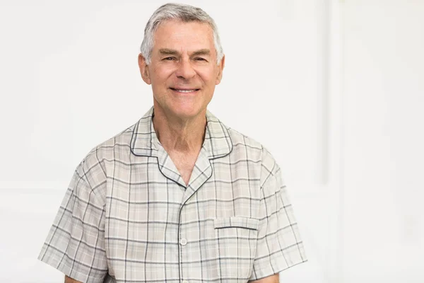 Hombre mayor pacífico sonriendo —  Fotos de Stock