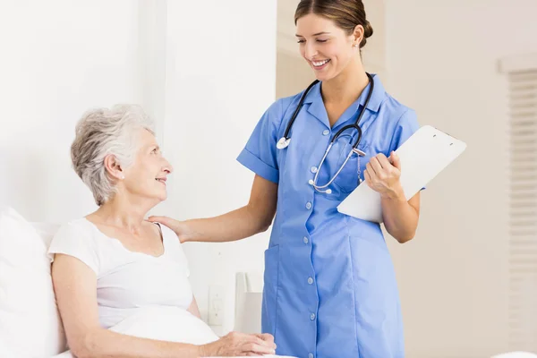 Médico cuidando del paciente anciano que sufre — Foto de Stock