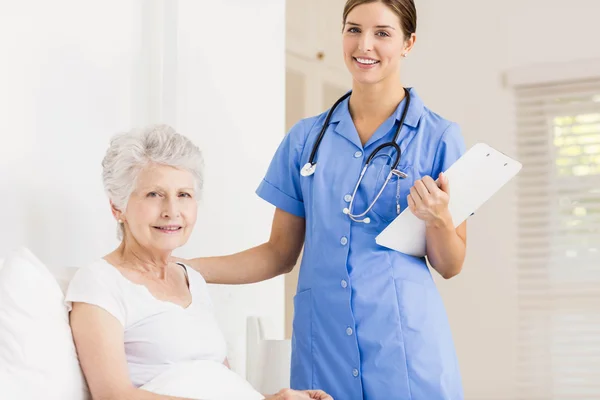 Médico cuidando do paciente idoso que sofre — Fotografia de Stock